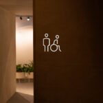 LINEA – Toilettes pour hommes accessibles – Plaque Inox – Image 3